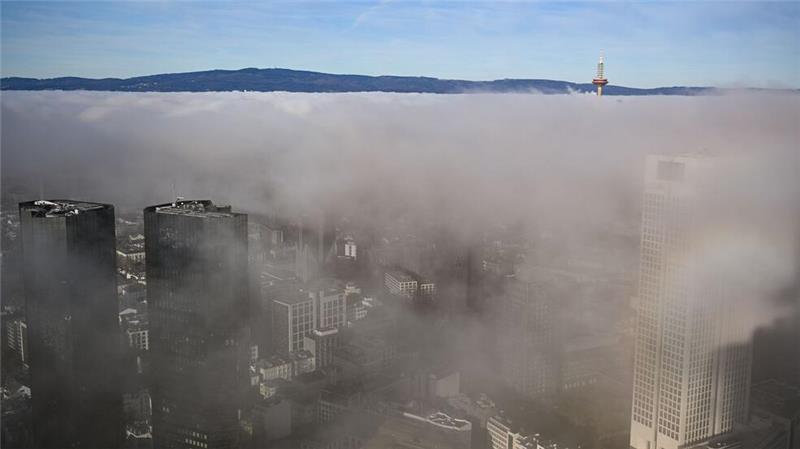Volle Warentische - Silvestergeschäft angelaufen An der Grenze zwischen kalter und warmer Schicht bildet sich bei sogenanntem Inversionswetter Hochnebel, wie hier in Frankfurt am Main.