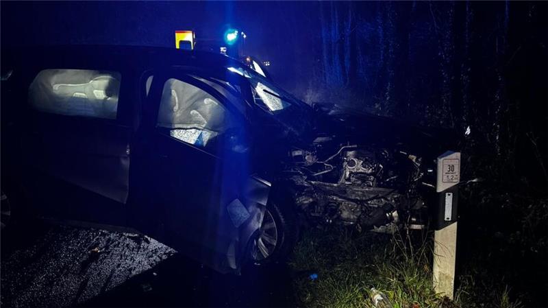 Unfall: Mercedes rammt Baum an Griemshorster Straße An der Griemshorster Straße hat es am Freitagnachmittag gekracht.