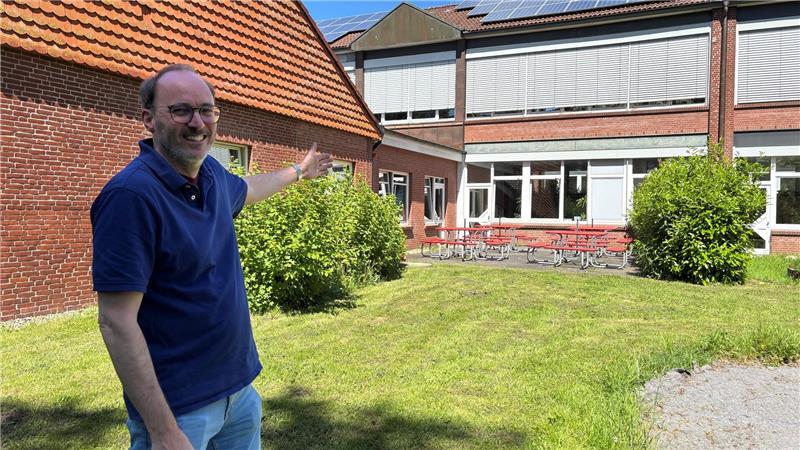 Millioneninvestition: Wie diese Stader Mensa zum Vorbild werden soll An der Grundschule im Bildungshaus Hahle entsteht in Verlängerung der Mensa neuer Raum für die Schulgemeinschaft. Wo Grundschulleiter Marc Rohde steht, wird neu gebaut.