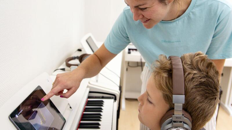 Gitarre und Klavier lernen im „Sound Circle“ An der Grundschule in Löningen im Landkreis Cloppenburg üben Schülerinnen und Schüler mithilfe eines Tablets am Instrument. (Foto Produktion)