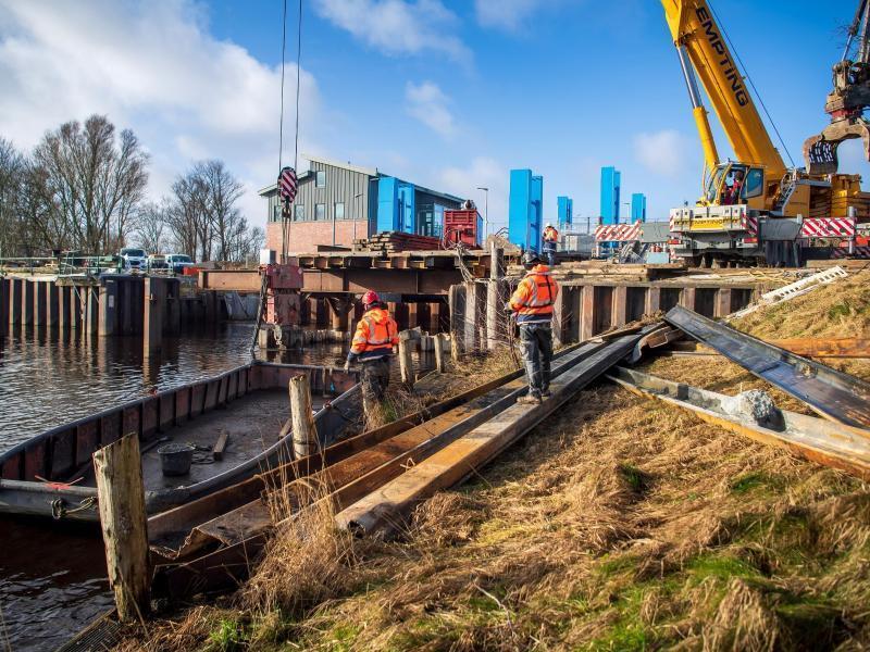 An der Hadelner Kanalschleuse werden alte Spundwände aus dem Boden gezogen. Foto: Sina Schuldt/dpa/Archivbild
