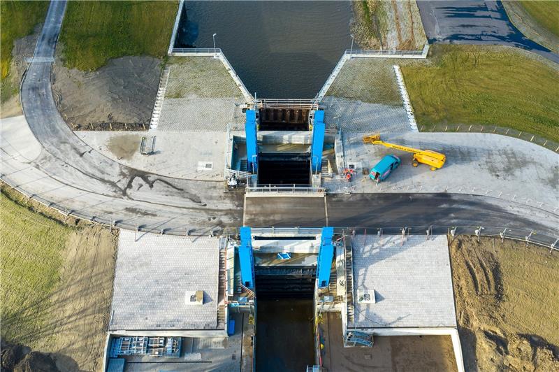 An der Hadelner Kanalschleuse wird seit vier Jahren gebaut (Luftaufnahme mit einer Drohne). Foto: Sina Schuldt/dp