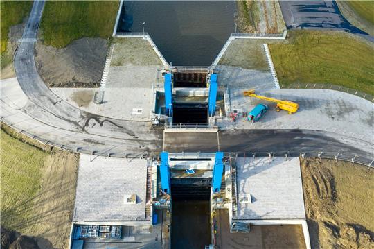 An der Hadelner Kanalschleuse wird seit vier Jahren gebaut (Luftaufnahme mit einer Drohne). Foto: Sina Schuldt/dp