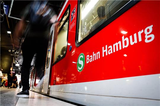 An der Haltestelle Jungfernstieg nahm die Bundespolizei den Betrunkenen vorläufig fest. Symbolfoto: Charisius/dpa