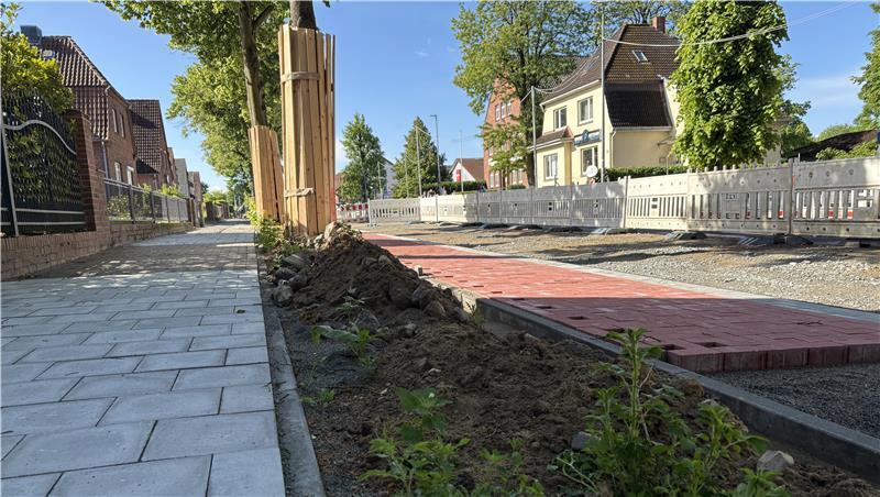 Dauerbaustelle Harsefelder Straße: Bäcker Heyderich geht neue Wege An der Harsefelder Straße wird die Radwegeverbindung zwischen Innenstadt und Riensförde ausgebaut. Die Arbeiten dauern mehrere Jahre.