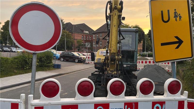 Harsefelder Straße in Stade wird kurzzeitig voll gesperrt An der Harsefelder Straße wird in mehreren Bauabschnitten ein neuer Fuß- und Radweg gebaut. Hier der Blick von der Holtermannstraße auf die Baustelle.