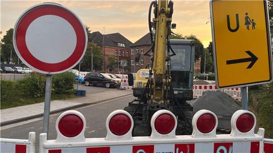 An der Harsefelder Straße wird in mehreren Bauabschnitten ein neuer Fuß- und Radweg gebaut. Hier der Blick von der Holtermannstraße auf die Baustelle.
