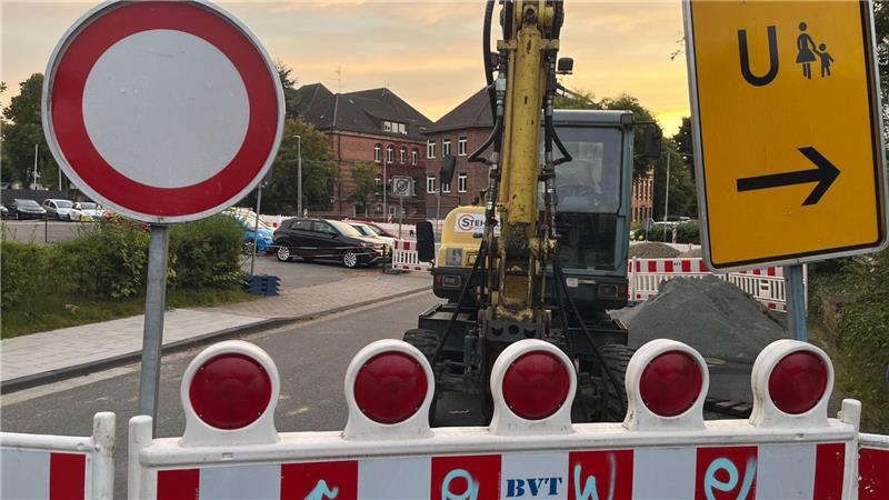 An der Harsefelder Straße wird in mehreren Bauabschnitten ein neuer Fuß- und Radweg gebaut. Die Kreuzung Holtermannstraße bleibt weiterhin gesperrt.