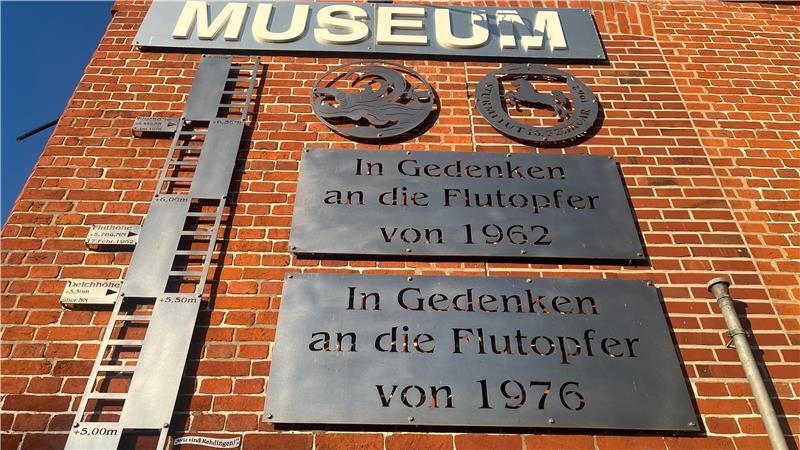An der Heimatstube in Assel ist markiert, dass das Wasser 1976 noch höher auflief als bei der verheerenden Sturmflut von 1962. Die Fluthöhe lag vor 50 Jahren bei 6,45 über NN.