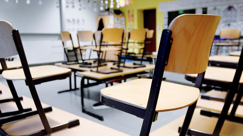 Schüler in Buxtehude müssen wieder ins Homeoffice An der IGS Buxtehude bleiben an diesem Dienstag Stühle gestapelt.