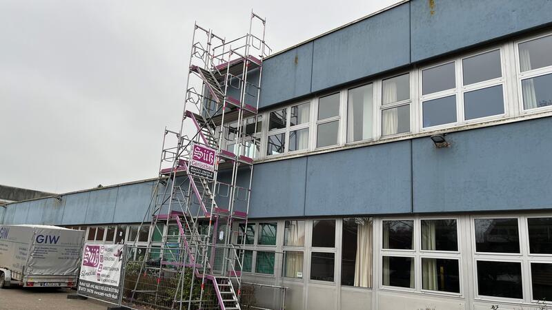An der IGS Buxtehude steht inzwischen ein Gerüstturm, mit dessen Hilfe die Handwerker die maorde Dachkonstruktion der Schule flicken.