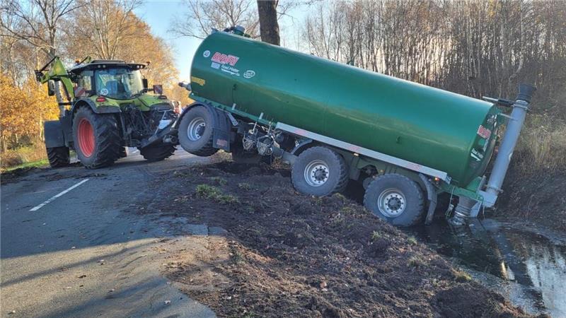 An der K12 bei Drochtersen ist ein Gülleanhänger in den Seitenraum gerutscht.