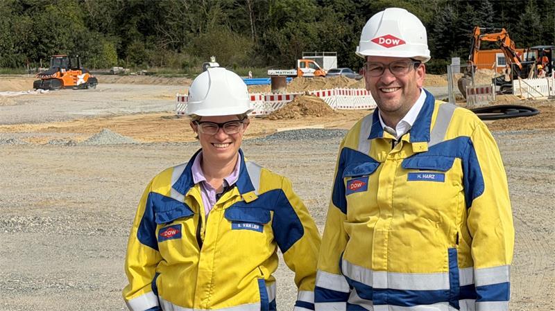 Bauaktivitäten in Ohrensen: Dow legt eine neue Kaverne an An der K35-Baustelle: Projektleiterin Silke van Lier (links) und Betriebsleiter Henrik Harz.