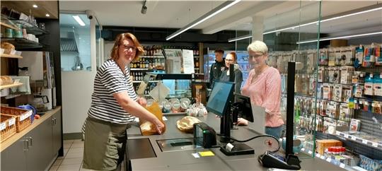 An der Kasse bildet sich eine kleine Schlange: Carmen Kaiser hilft an diesem Morgen aus. Fotos: Lohmann