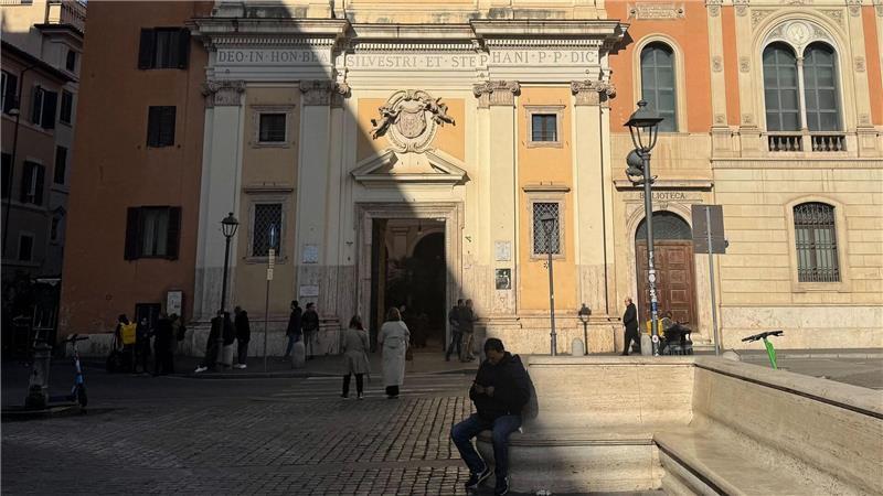 An der Kirche San Silvestro in Capite mitten im Rom gehen jeden Tag Tausende Touristen vorbei. (Archivbild) 