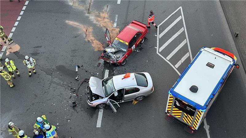 Autos kollidieren auf Kreuzung in Stade – Drei Verletzte An der Kreuzung Bahnhofsstraße/Wallstraße kam es zu einem Unfall.
