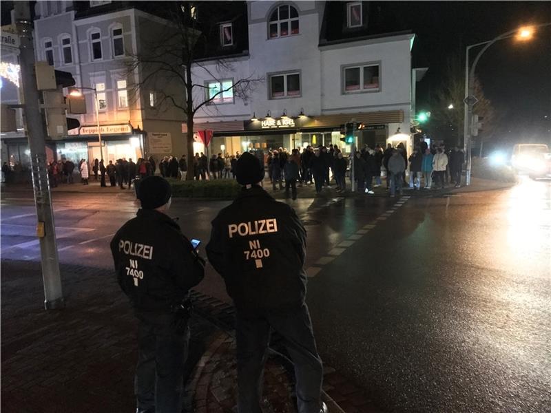 An der Kreuzung Bahnhofstraße / Gildestraße in Buxtehude hielten sich die Teilnehmer an die Regeln für einen Spaziergang. Die Polizei beobachtete das Geschehen aus der Distanz. Foto: Wisser