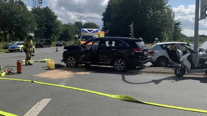 Fataler Unfall auf der L111 in Stade: Kind schwer verletzt An der Kreuzung L111/L140 stießen die Fahrzeuge zusammen.