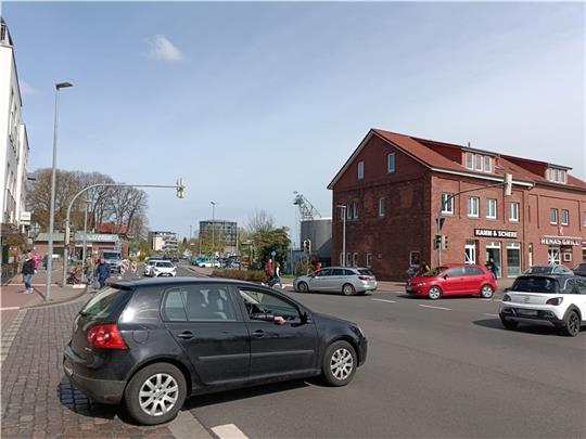 An der Kreuzung Salztorswall/Beim Salztor/Hansestraße fließt der Verkehr besser als in den vorangegangenen Tagen. Foto: Bisping 