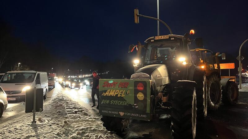 Demonstrationszug durch den Landkreis Stade: Landwirte legen den Verkehr lahm An der Kreuzung der Bundesstraßen staute es sich über den ganzen Tag.