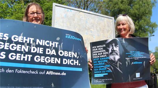 An der Kreuzung von Hansestraße/Poststraße in Buxtehude zeigen Ingrid Smerdka-Arhelger (links) und Barbara Erhardt-Gessenharter von der BI Menschenwürde, wo ein Großplakat hängen soll.