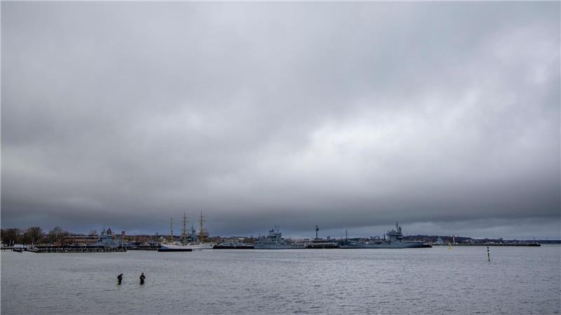 An der Küste werden starke Sturmböen erwartet. (Symbolbild)