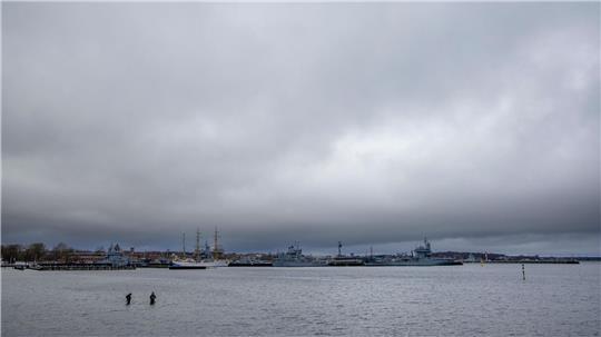 An der Küste werden starke Sturmböen erwartet. (Symbolbild)