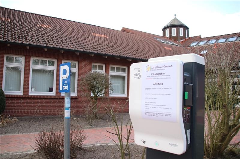 An der Ladesäule am Bürgerhaus in Oldendorf tankt das Dienstfahrzeug der Samtgemeinde. Für das Carsharing-Projekt der „Dorfstromer“ müsste eine zweite Ladestation installiert werden. Foto: Klempow