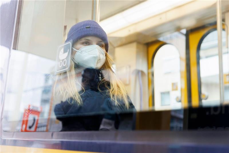 An der Landesgrenze zu Hamburg und Niedersachsen müssen Bahnfahrer aus Schleswig-Holstein künftig die Maske weiterhin verpflichtend aufsetzen. Foto: dpa