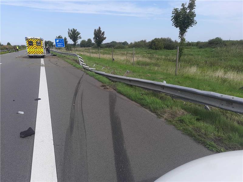 Reifen geplatzt: Schon wieder ein Unfall auf der A26 An der Leitplanke auf der A26 entstand ein hoher Sachschaden. Foto: Dehmlow/Feuerwehr Horneburg