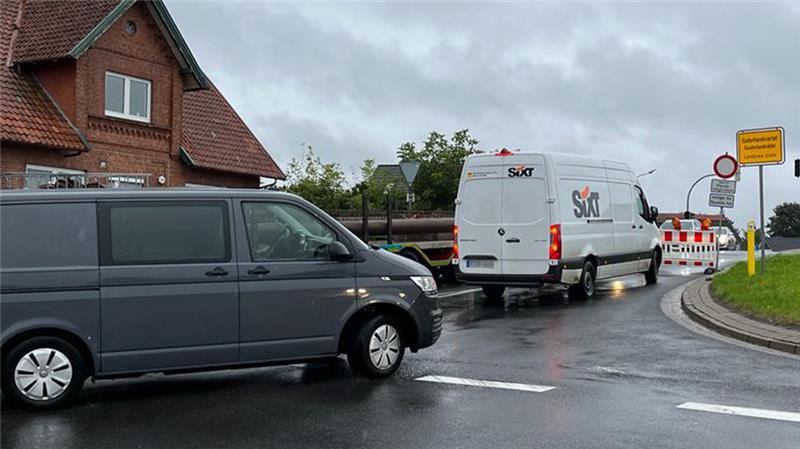 An der Lühe-Brücke staut sich am Dienstagmorgen der Verkehr. Foto: Vasel