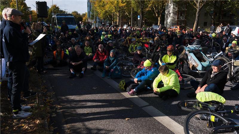 Hunderte Teilnehmer bei Mahnwache nach tödlichem Radunfall An der Mahnwache nahmen laut Polizei 800 Menschen teil.