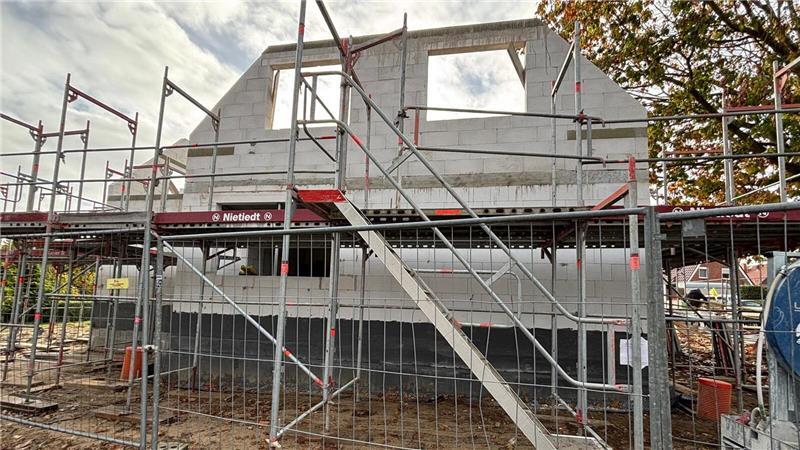 Nach Verzögerungen: In der Steinfeldsiedlung kann jetzt gebaut werden An der Memelstraße in der Steinfeldsiedlung wird ein Gebäude saniert, in dem Geflüchtete dauerhaft untergebracht werden sollen.