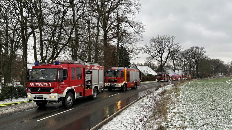 Auto steht in Pippensen in Flammen An der Moisburger Straße stehen mehrere Feuerwehrwagen.