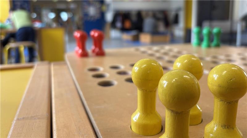 Gemeinsam stark: Sie unterstützen Kinder in Stades sozialem Brennpunkt An der Montessori Grundschule sollen vor allem die Sinne der Kinder angesprochen werden. Auch mit Spielfiguren aus Holz.
