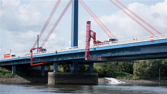 An der Norderelbbrücke der A1 sind Schäden festgestellt worden, die nun weiter untersucht werden müssen. (Archivbild)