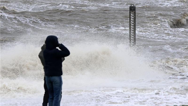 Weitere Sturmflut an Elbe erwartet – Elbfähre ändert Fahrplan An der Nordsee könnte erneut eine Sturmflut die Strände überspülen. (Archivbild)