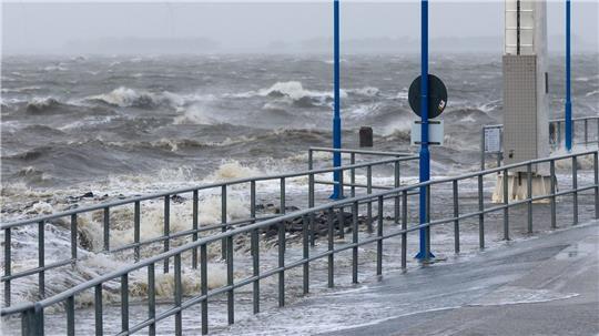 Stürmischer, nasser Wochenstart im Norden An der Nordsee rechnet der Deutsche Wetterdienst am Nachmittag mit Sturmböen. (Symbolbild)