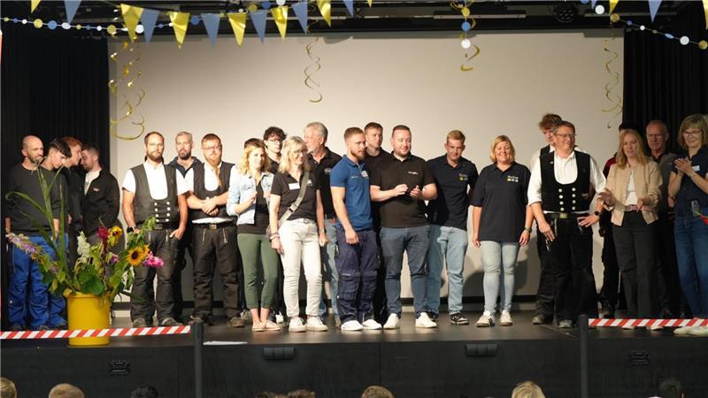 Leuchtturmprojekt: Wo Schüler mit Maurerkelle und Druckluftnagler arbeiten An der Oberschule Stade ist in Kooperation mit der Kreishandwerkerschaft Stade das Pilotprojekt „Schule des Handwerks“ an den Start gegangen.