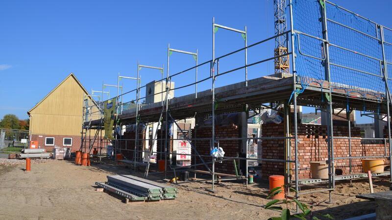 An der Ortsdurchfahrt in Wischhafen nimmt das neue Kita-Gebäude allmählich Formen an.