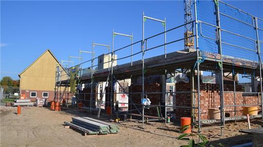 An der Ortsdurchfahrt in Wischhafen nimmt das neue Kita-Gebäude allmählich Formen an.