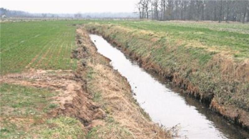 An der Otter in Byhusen ist die Böschung abgesackt. Beackert wurde nah am Gewässer.