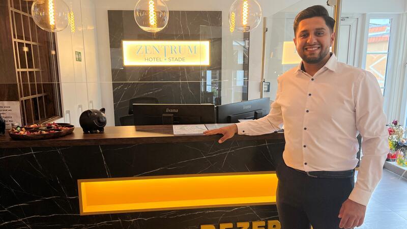 An der Rezeption im Hotel Zentrum: Sharam Sultani. Er hat noch viel vor in Stade.
