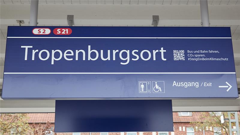 HVV benennt Haltestellen in Hamburg um An der S-Bahn-Haltestelle Rothenburgsort hängt ein Schild mit der Aufschrift "„Tropenburgsort"“. Foto: Georg Wendt/dpa