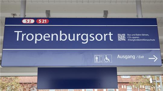 An der S-Bahn-Haltestelle Rothenburgsort hängt ein Schild mit der Aufschrift "„Tropenburgsort"“. Foto: Georg Wendt/dpa