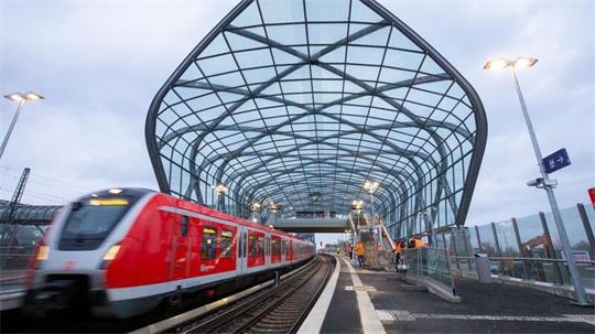 An der S-Bahn-Station „Elbbrücken“ wurde am Donnerstag ein 23 Jahre alter Mitarbeiter der DB Sicherheit von einem Mann ins Gesicht geschlagen. (Symbolbild)