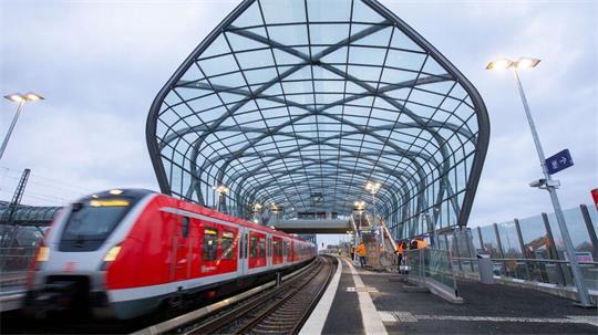 An der S-Bahn-Station „Elbbrücken“ wurde am Donnerstag ein 23 Jahre alter Mitarbeiter der DB Sicherheit von einem Mann ins Gesicht geschlagen. (Symbolbild)