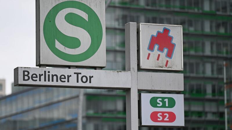 An der S-Bahnstation Berliner Tor in Hamburg stürzte ein Mann in den Spalt zwischen Zug und Bahnsteigkante auf die S-Bahngleise. (Symbolbild)