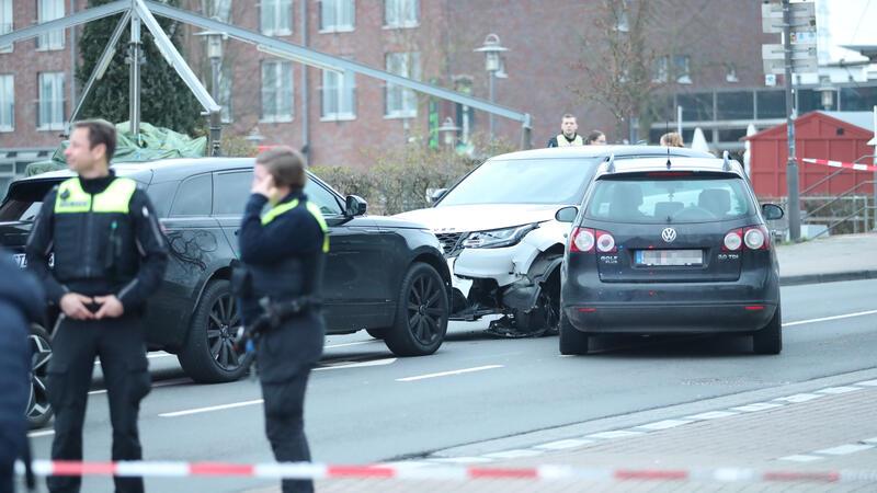 Tödlicher Messerstreit in Stade: Was bekannt ist – Was der Bürgermeister sagt An der Salztorskreuzung kam es dann zu einem wohl provozierten Unfall.