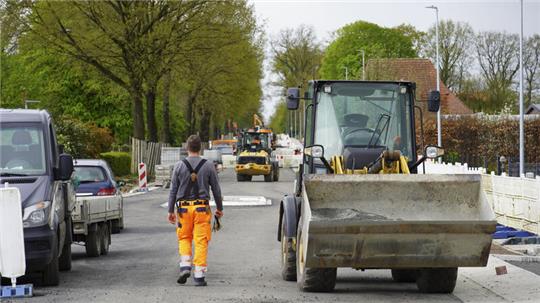 An der Sanierung der Ortsdurchfahrt Elm (B74) wird seit Monaten gearbeitet. Ursprünglich sah der Zeitplan eine Fertigstellung bis September 2024 vor. Nach Verzögerungen wird nun das zweite Quartal 2025 angepeilt.